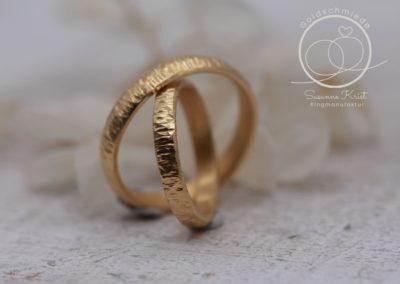 Baumrinde Ringe aus Gold, geschmiedet im Trauringkurs.