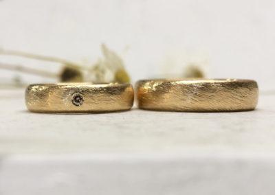 Breite runde 750 Goldringe mit Stein Dünemuster