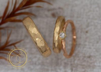 Facettierte Trauringe mit Vorsteckring.