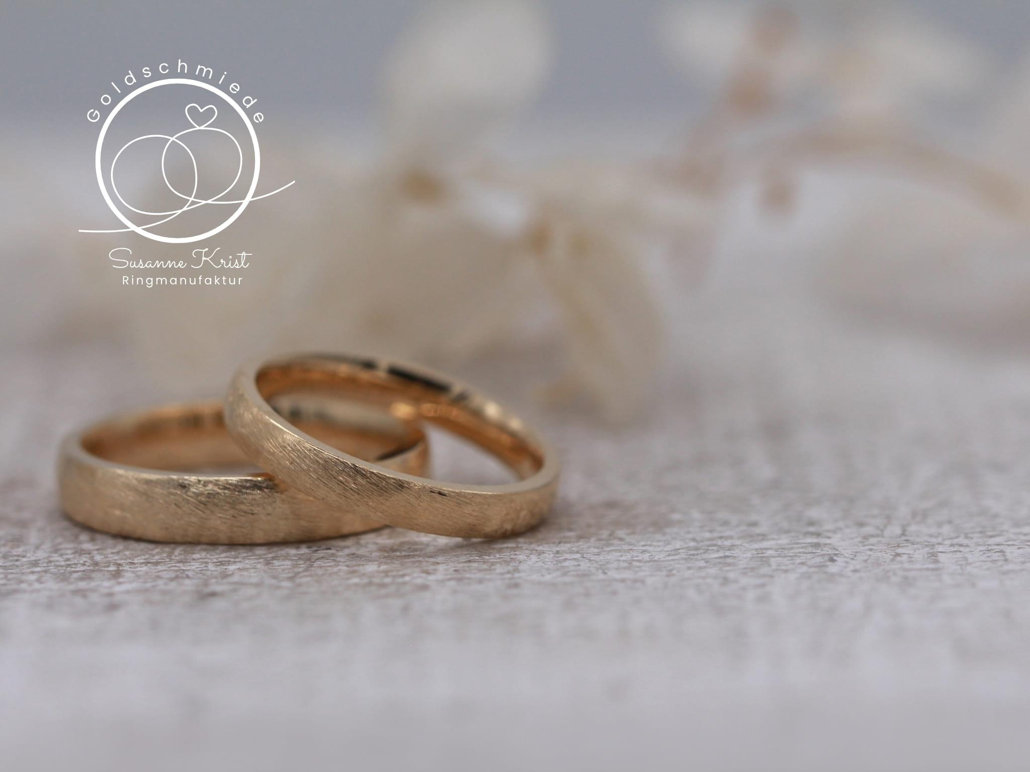 Glatte Goldringe mit Mattierung namens Düne. Glatte Goldringe mit Mattierung namens Düne.