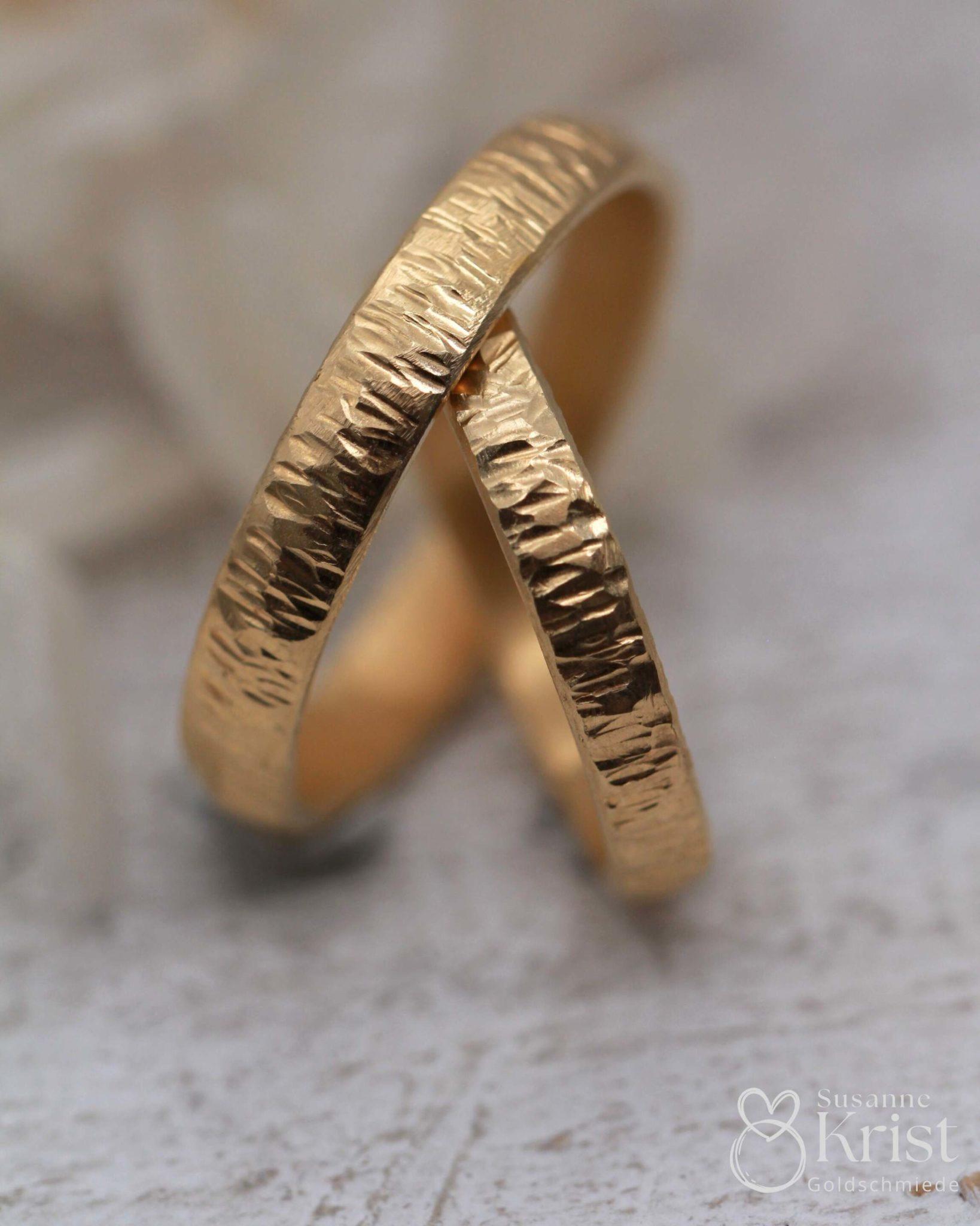 Natur Trauringe mit Holzmuster namens Baumrinde.