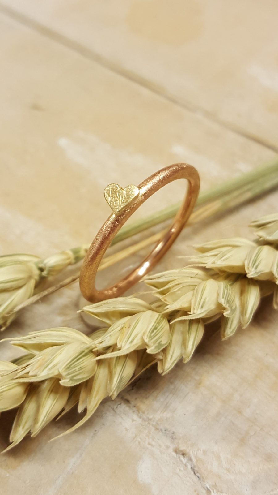 Verlobungsring in mattem Gelbgold mit weißem großen Brillanten.