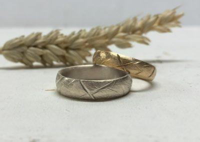 Breite Eheringe mit eingefeilten Schnitten aus Creme Weissgold und Rosegold mit Kerbholzmuster