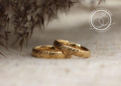 Ringe mit schrägem Muster und diagonalen Linien.