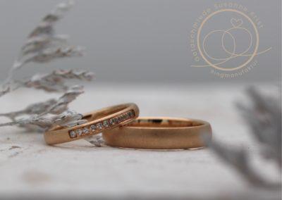 Rosegoldringe schlicht mit Steinchen, fein und klassisch.