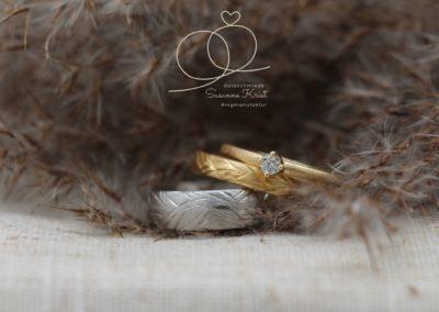 Trauringe mit Holzmuster namens Sanddorn und Verlobungsring im Set